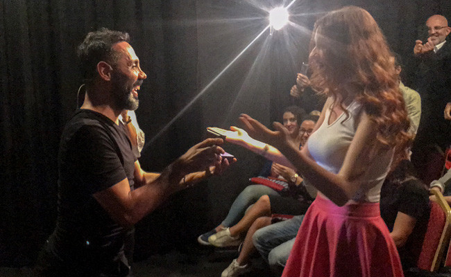 Ünlü oyuncu sahnede öyle bir şey yaptı ki herkes şaştı kaldı! - Resim: 1