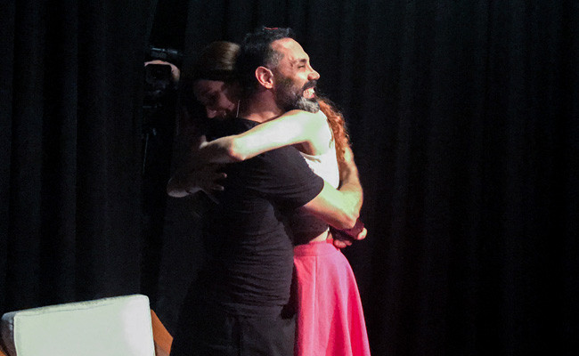 Ünlü oyuncu sahnede öyle bir şey yaptı ki herkes şaştı kaldı! - Resim: 2