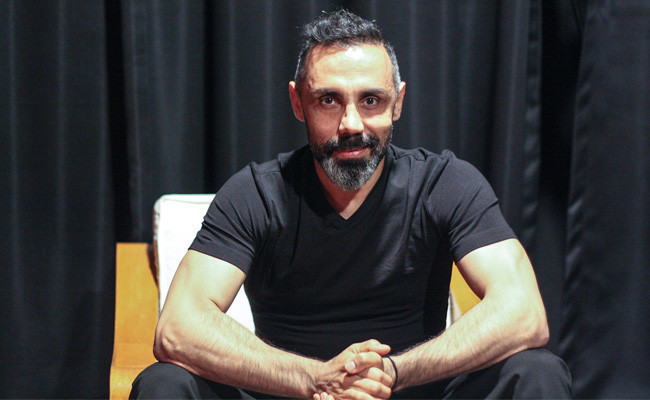 Ünlü oyuncu sahnede öyle bir şey yaptı ki herkes şaştı kaldı! - Resim: 4