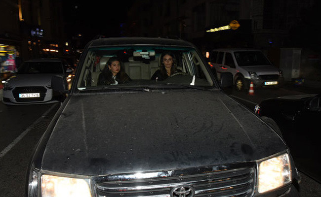 Bestemsu Özdemir panik yapınca muhabirin ayağını ezdi! - Resim: 1