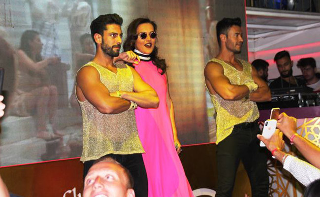 Demet Akalın rüzgarı Bodrum'u birbirine kattı! - Resim: 3