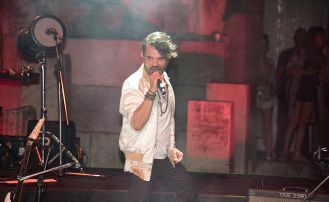 Beren Saat'ten dikkat çeken hareket! Kenan Doğulu'nun konserinde... - Resim: 1