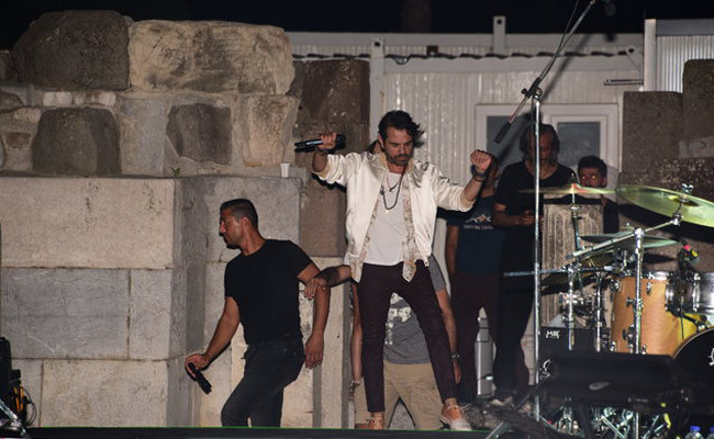 Beren Saat'ten dikkat çeken hareket! Kenan Doğulu'nun konserinde... - Resim: 2