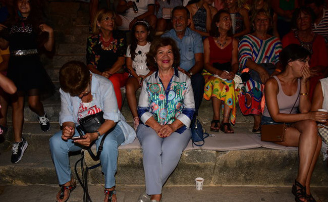 Beren Saat'ten dikkat çeken hareket! Kenan Doğulu'nun konserinde... - Resim: 3