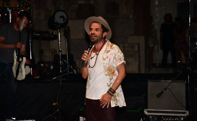 Beren Saat'ten dikkat çeken hareket! Kenan Doğulu'nun konserinde... - Resim: 4