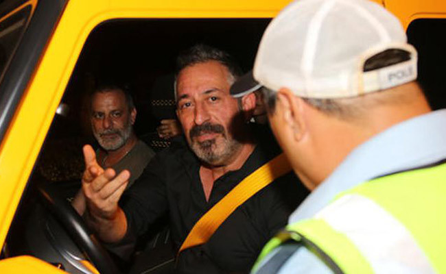 Cem Yılmaz'a alkol kontrolü! 3. denemede başarılı oldu - Resim: 1