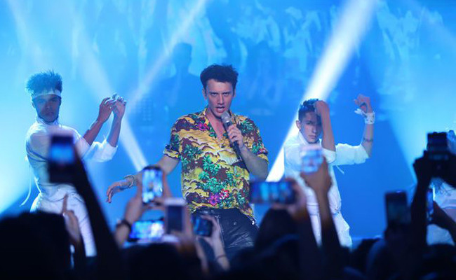 Edis'e sahne şoku! Kadın hayranı sahneye bir anda atladı ve... - Resim: 1