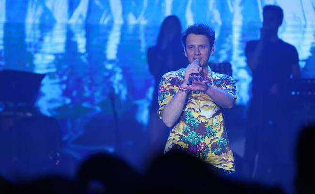 Edis'e sahne şoku! Kadın hayranı sahneye bir anda atladı ve... - Resim: 2