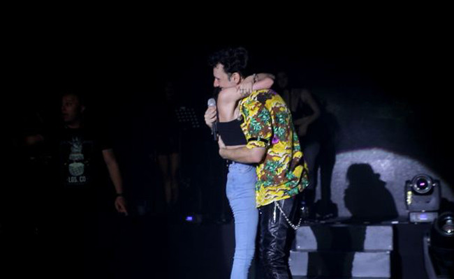 Edis'e sahne şoku! Kadın hayranı sahneye bir anda atladı ve... - Resim: 3