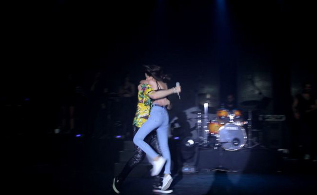 Edis'e sahne şoku! Kadın hayranı sahneye bir anda atladı ve... - Resim: 4