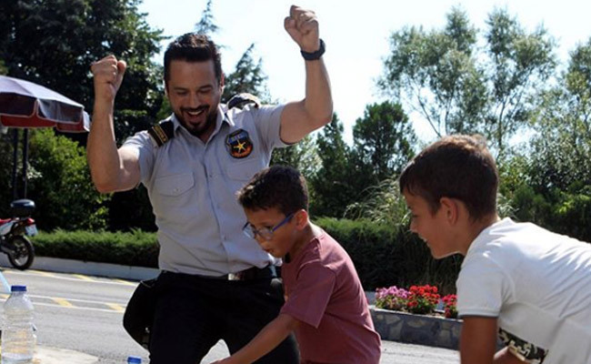 Sen misin çocuklarına silah alan! Emre Altuğ'u yerden yere vurdular - Resim: 1