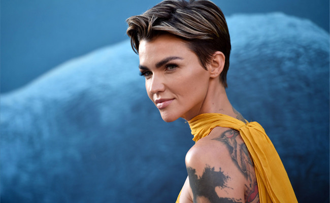 Eşcinsel oyuncu eleştirilere dayanamayınca hesabını kapattı - Resim: 1