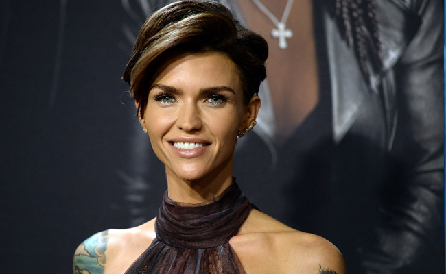 Eşcinsel oyuncu eleştirilere dayanamayınca hesabını kapattı - Resim: 2