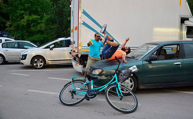 Çılgın Sedat hızını alamayınca arabaya tosladı! - Resim: 1
