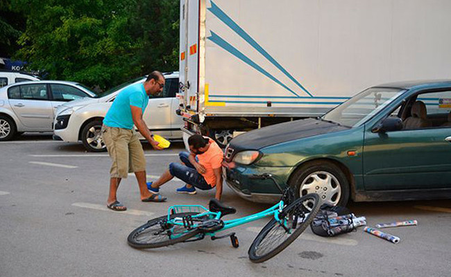 Çılgın Sedat hızını alamayınca arabaya tosladı! - Resim: 2