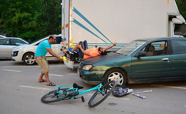 Çılgın Sedat hızını alamayınca arabaya tosladı! - Resim: 3