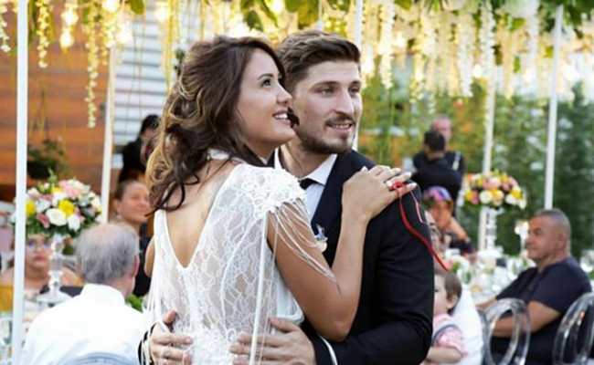 Survivor'un hırçın kızı Sahra Işık nişanlandı! Elbisesiyle törene damga vurdu - Resim: 1