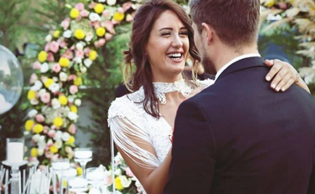 Survivor'un hırçın kızı Sahra Işık nişanlandı! Elbisesiyle törene damga vurdu - Resim: 2