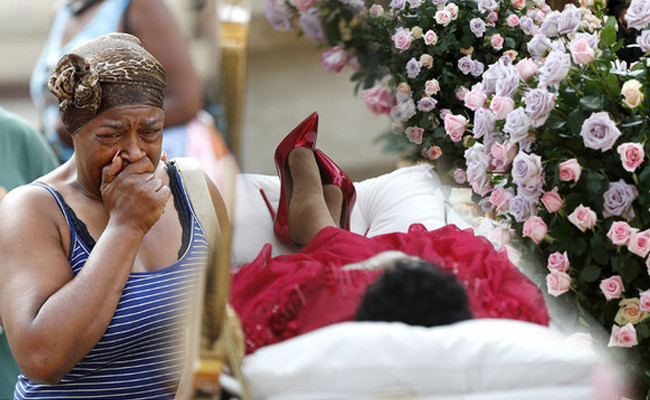 Ünlü yıldızın ihtişamlı cenaze töreni! Altın rengi ışıltılı tabutuyla uğurlandı - Resim: 1