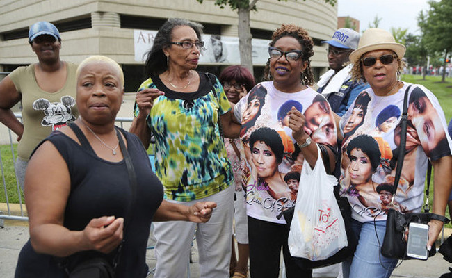 Ünlü yıldızın ihtişamlı cenaze töreni! Altın rengi ışıltılı tabutuyla uğurlandı - Resim: 4