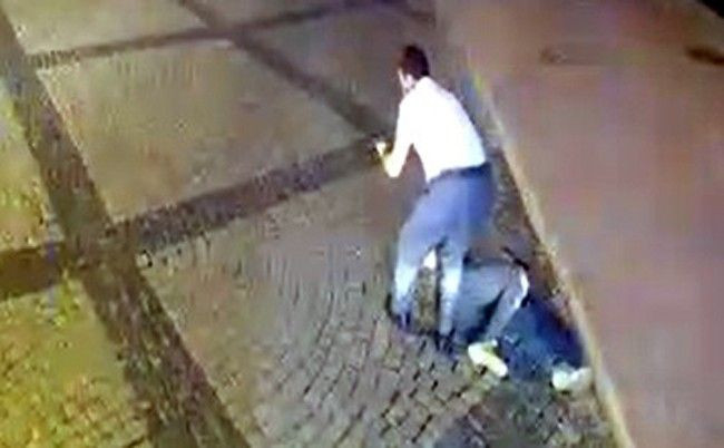 İzmit Derince'de sokak ortasındaki silahlı kavga otobüs kamerasına yansıdı - Resim: 3