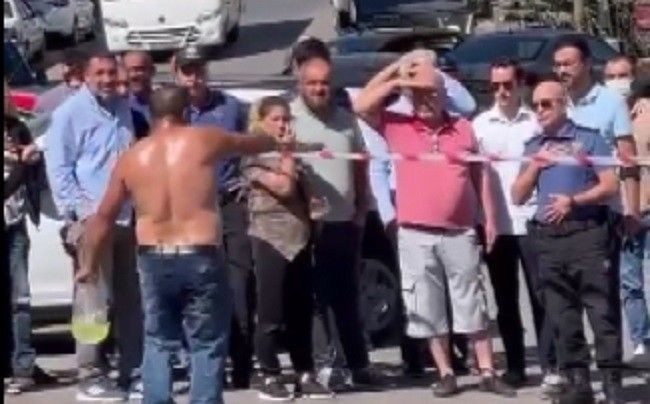 İzmir'de seyyar satıcı çocuklarının üzerine benzin döküp yakmak istedi! Korku dolu anlar kamerada - Resim: 2