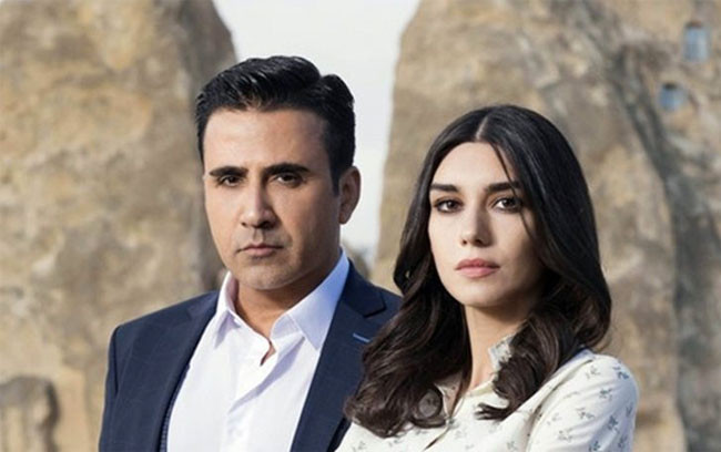 Aşk ve Mavi dizisinin başrol oyuncusu Burcu Kıratlı'nın yeni aşkı tam bomba! - Resim: 1