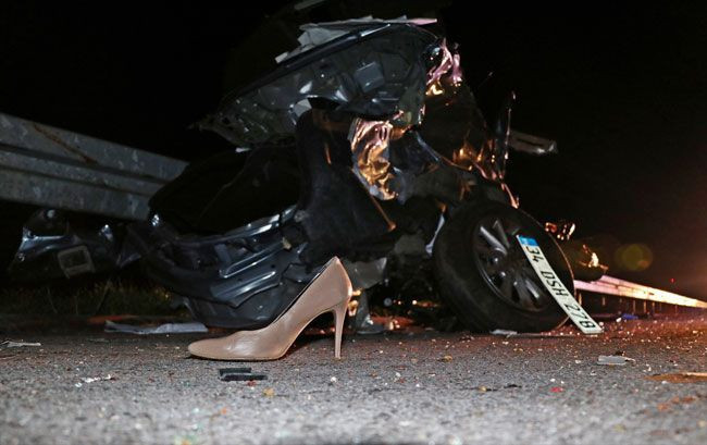 Otomobili ikiye bölündü burnu dahi kanamadı - Resim: 2