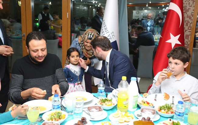 Berat ve Esra Albayrak yetim çocuklarla buluştu - Resim: 2