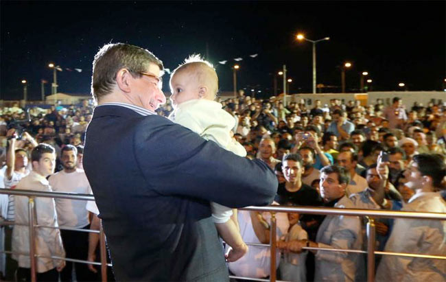 Davutoğlu Suriyelilerle iftar açtı - Resim: 4