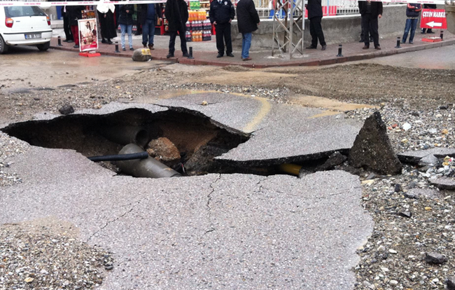 Yol otomobili böyle yuttu - Resim: 1