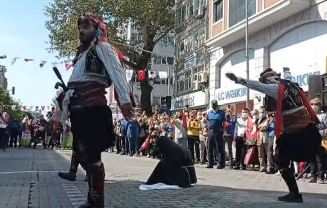 Balıkesir'de kurtuluş töreninde skandal görüntüler! Kadına çarşaf giydirip zincire vurdular - Resim: 3