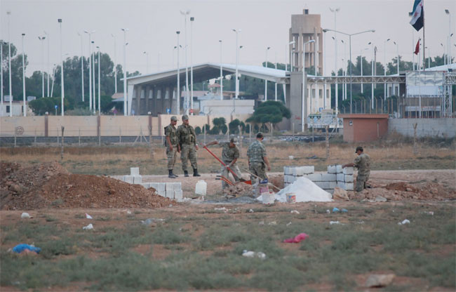 Akçakale'de asker siper kazıyor - Resim: 1