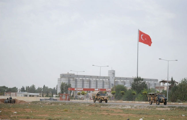 Akçakale'de asker siper kazıyor - Resim: 2