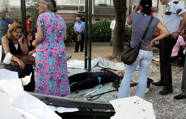 Otomobil otobüs durağına daldı - Resim: 3