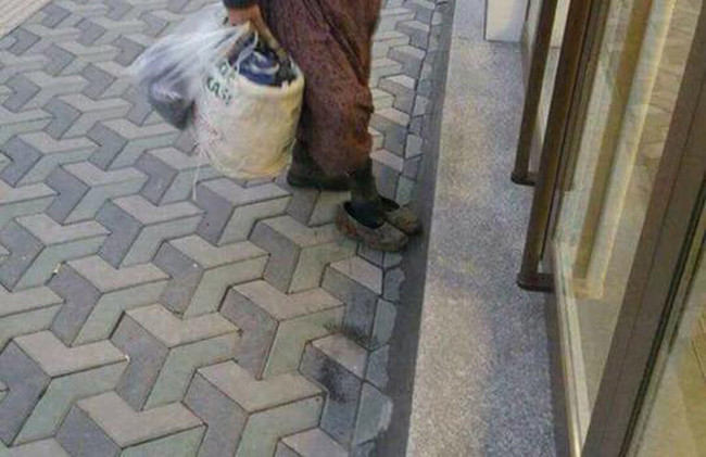 Türkiye onu arıyor? Bankaya çamurlu ayakkabılarını çıkarıp giren kadın - Resim: 2