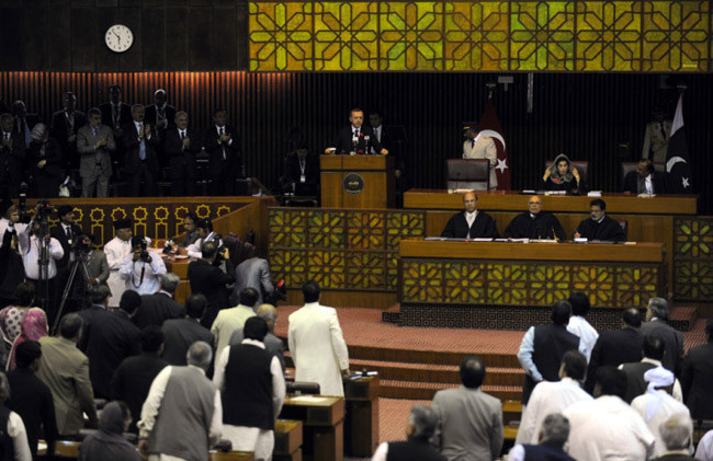 Erdoğan'a protesto gibi alkış! - Resim: 4