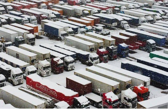 Avrupa yanarken gelen fotoğraflara bakın binlerce araç kar fırtınası esaretinde - Resim: 4