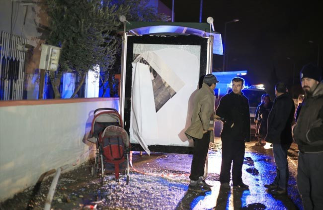 Cemaat dağıldı minare devrildi - Resim: 1