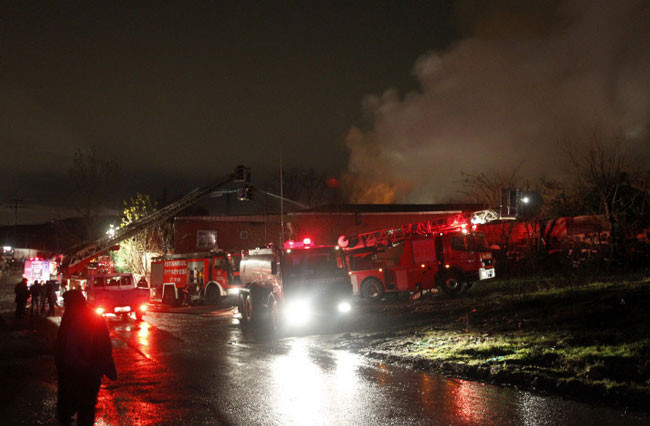 Kumaş fabrikası alevler içinde - Resim: 1