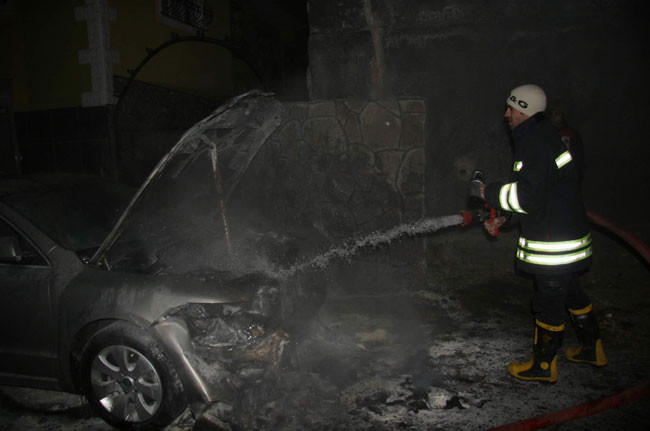 Terör yandaşları 3 araç kundakladı! - Resim: 2