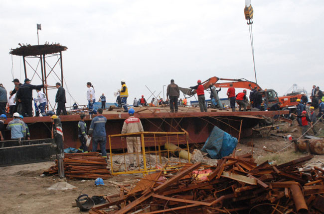 300 tonluk kapağın altında kaldılar! - Resim: 4