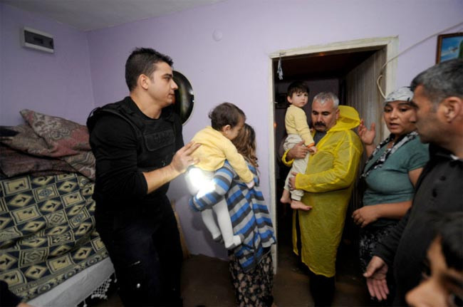 Selzedeleri polis panzeri kurtardı - Resim: 3