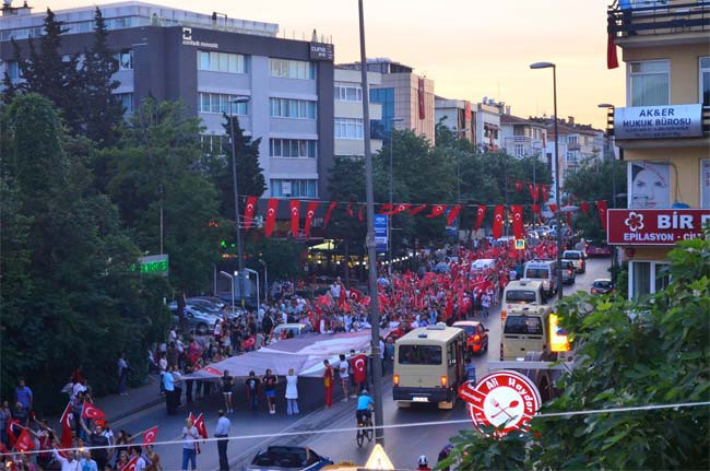 Binlerce kişinin fener alayı coşkusu - Resim: 2