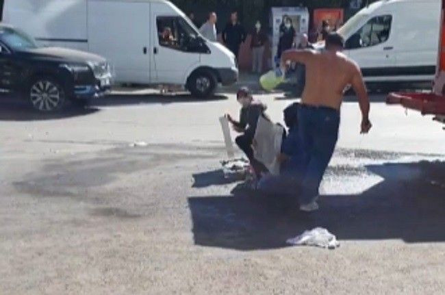 İzmir'de seyyar satıcı çocuklarının üzerine benzin döküp yakmak istedi! Korku dolu anlar kamerada - Resim: 1