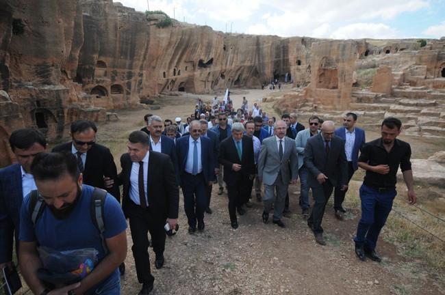 Mardin'de tarihi mezarlık ziyarete açıldı - Resim: 1