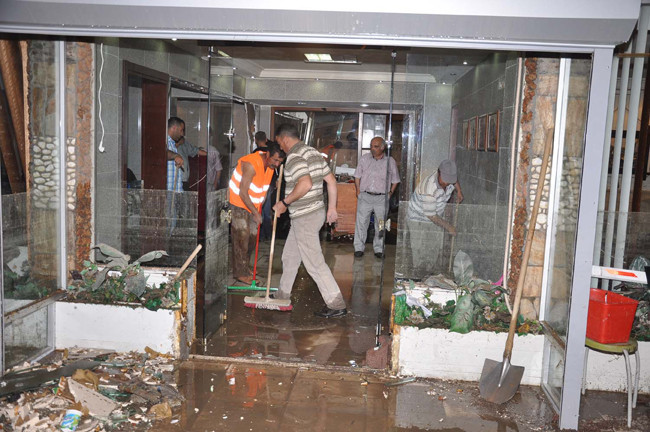 Kısa süreli yağış İzmir'i göle çevirdi! - Resim: 2