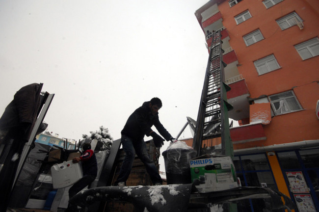 Erciş'te polislerle kartopu savaşı - Resim: 1