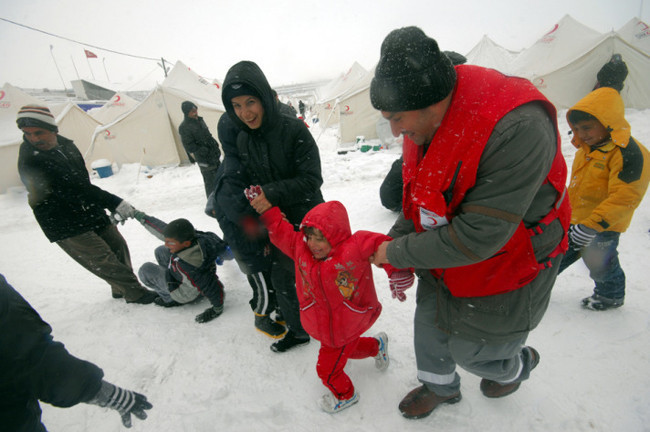 Erciş'te polislerle kartopu savaşı - Resim: 2