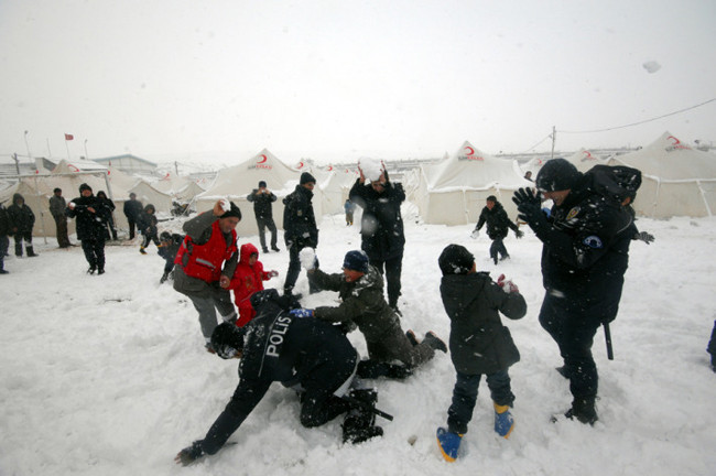 Erciş'te polislerle kartopu savaşı - Resim: 3